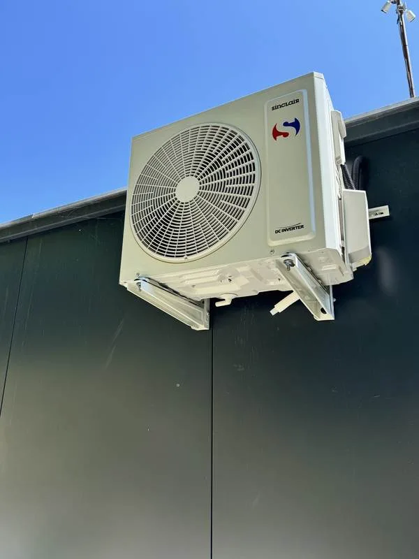 Jednostka zewnętrzna klimatyzacji Sinclair zamontowana na elewacji - autoryzowana realizacja GETECO na Śląsku