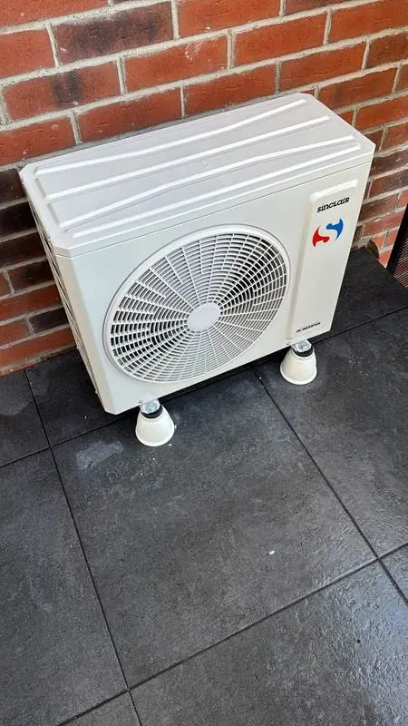 Jednostka zewnętrzna Sinclair na podstawach antywibracyjnych - Śląsk