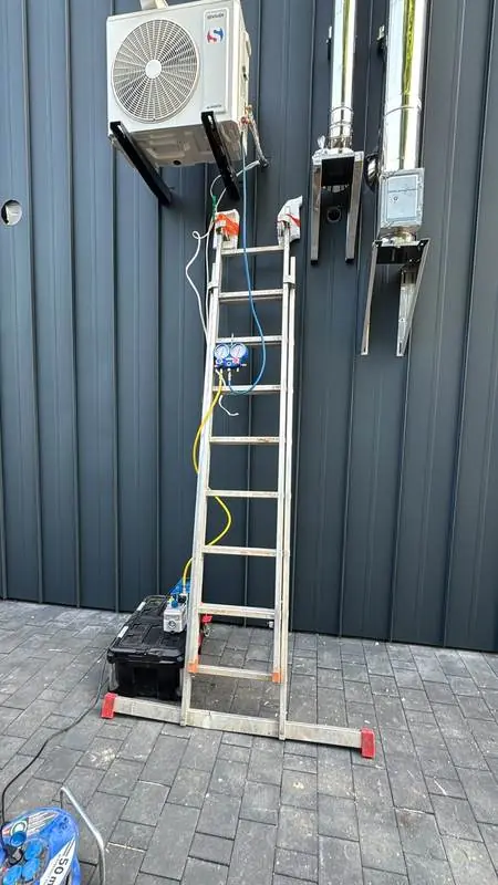 Montaż jednostki zewnętrznej klimatyzacji na ścianie budynku - GETECO